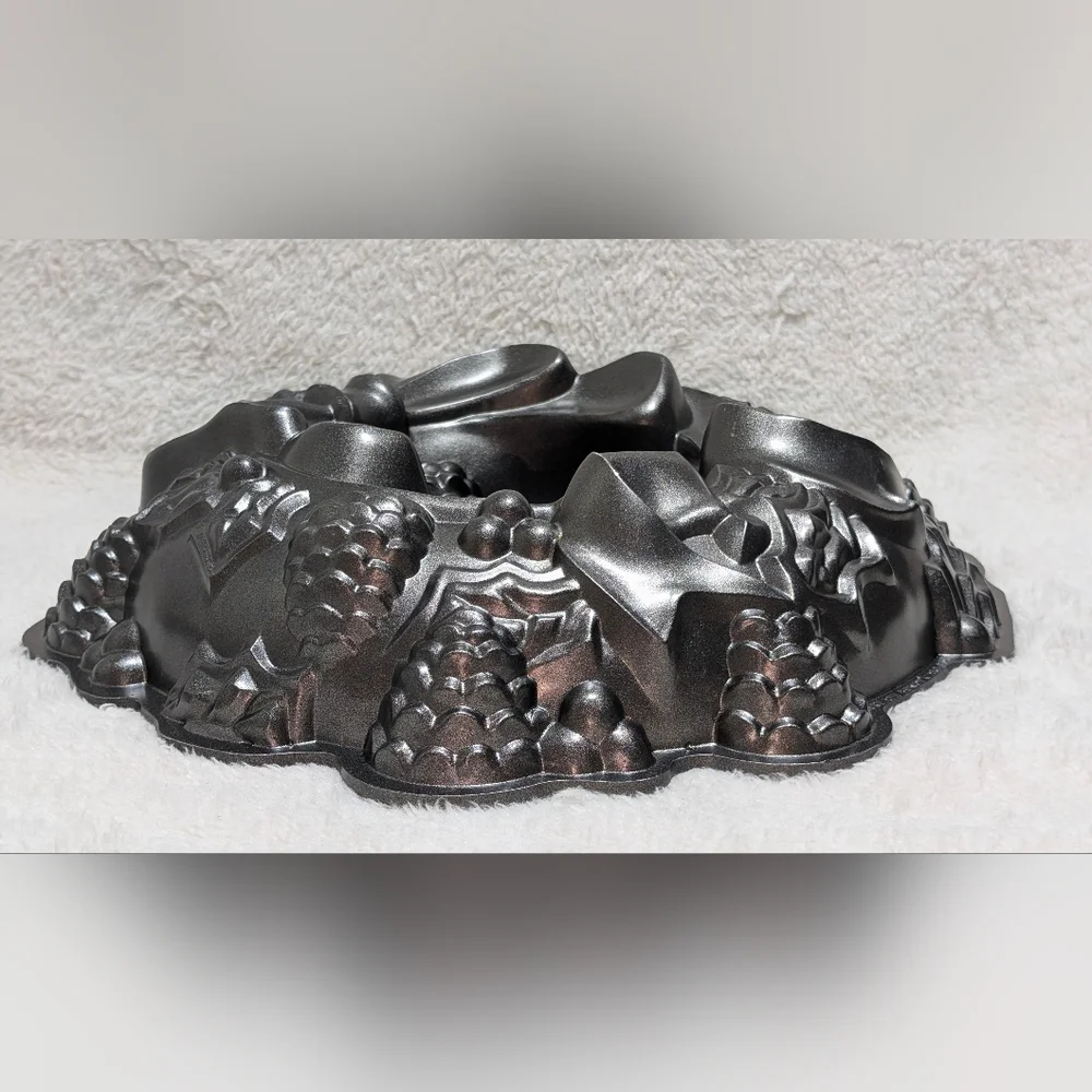 Nordic Ware Christmas Holiday Wreath Nonstick Aluminum Bundt Cake Pan 9 cup